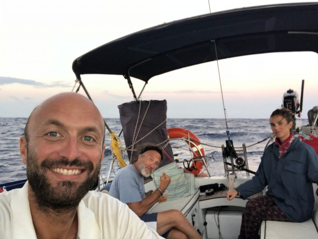 Il capitano e l'equipaggio al tramonto 
